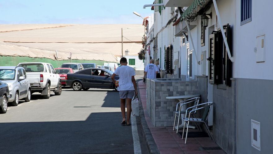 Los vecinos de Ojos de Garza deben sortear la terraza y caminar por la calzada