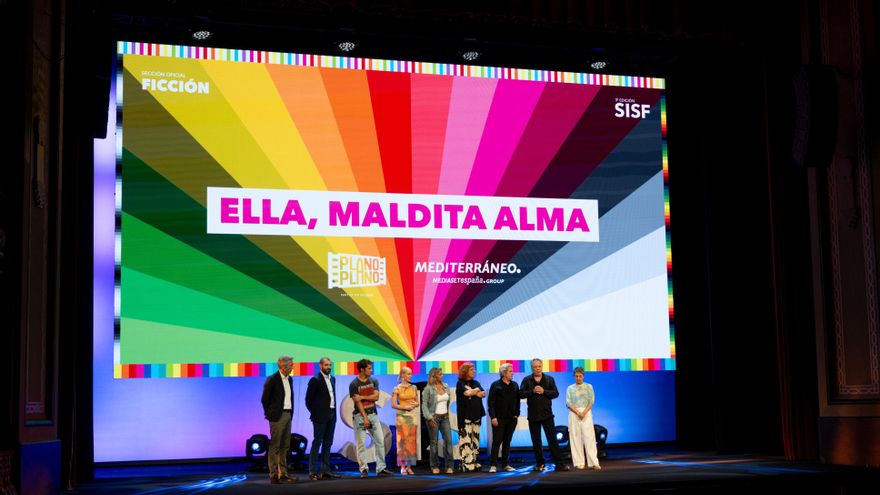 La nueva serie de Telecinco 'Ella, maldita alma' se deja ver en el South de Cádiz y llena el Gran Teatro Falla