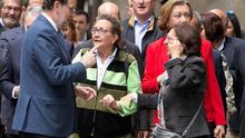 Rajoy sorprende a los zaragozanos con un paseo y un vermú en el Tubo