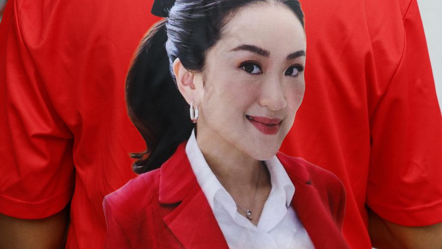 El gobernante clan Shinawatra se enfrenta a procesos judiciales y protestas en Tailandia