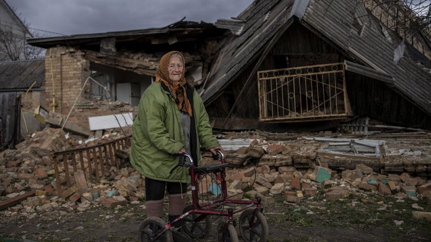 La vida de los ancianos que se quedaron en Bucha: destrucción, frío y trauma por la ocupación rusa