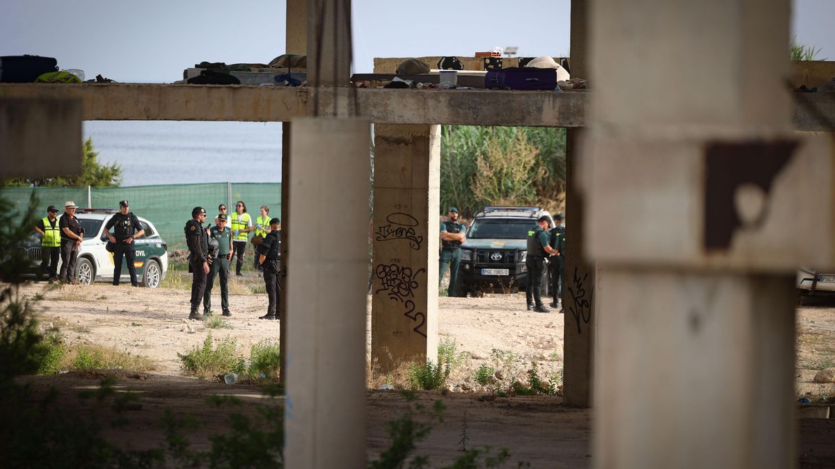 Desde las plantas superiores, donde se acumulaban enseres personales, se observa el cordón policial que impidió el acceso a la zona durante la ejecución del desahucio judicial.