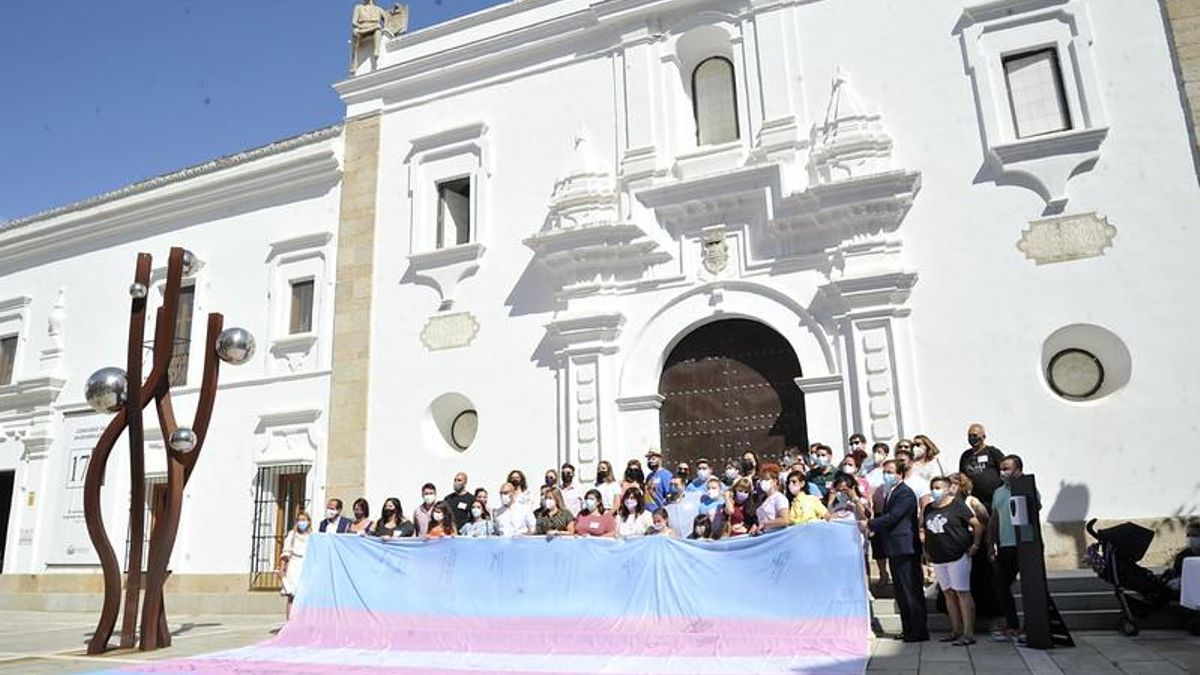 La bandera trans se ha desplegado este miércoles a las puertas de la Asamblea de Extremadura