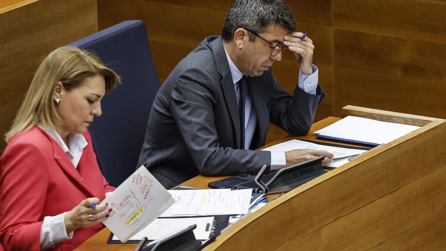 Archivo - El presidente de la Generalitat Valenciana, Carlos Mazón, y la vicepresidenta y consellera de Servicios Sociales, Igualdad y Vivienda, Susana Camarero, durante una sesión de control al Govern, en Les Corts Valencianes, a 26 de marzo de 2025