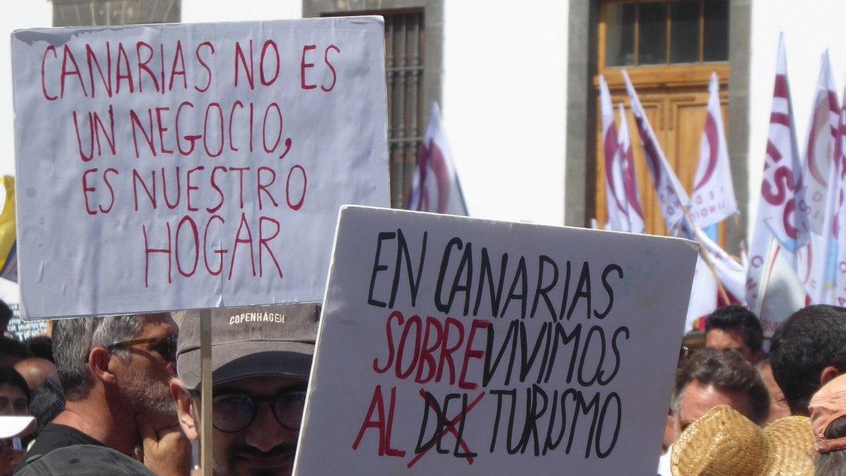 Pancartas en Santa Cruz de Tenerife.