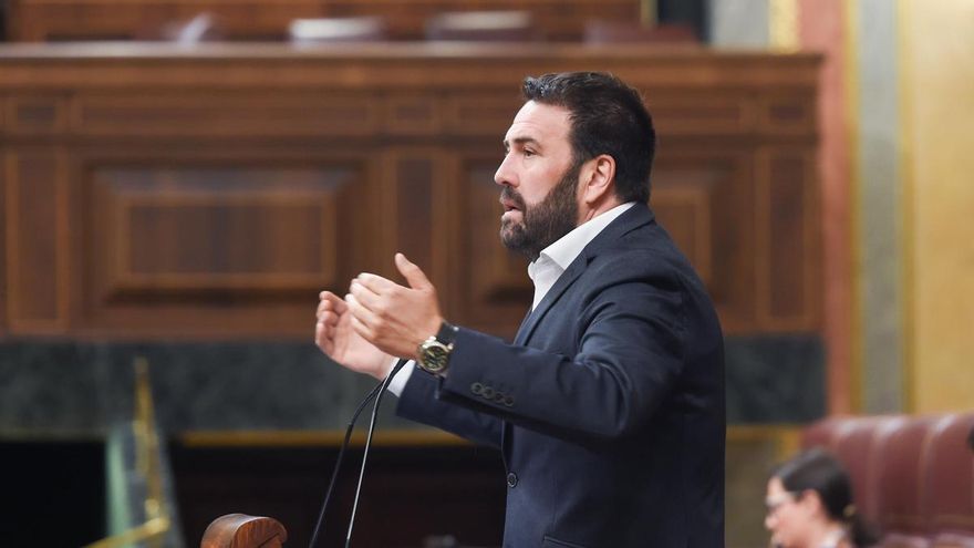 El diputado de EH Bildu Jon Iñarritu durante una sesión plenaria en el Congreso de los Diputados.