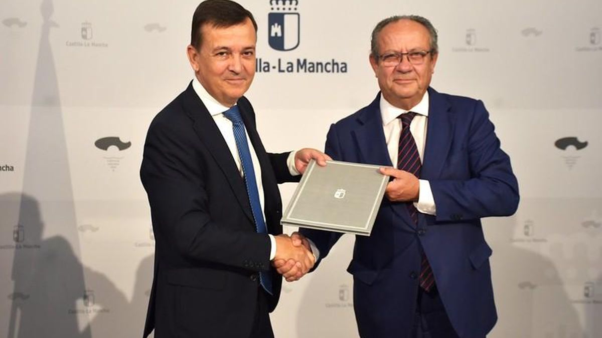 El consejero de Hacienda, Administraciones Públicas y Transformación Digital, Juan Alfonso Ruiz Molina, ha presidido el acto de firma del protocolo de incorporación de la compañía Laboratorios Farmacéuticos ROVI al centro de conocimiento en Salud Digital del Centro Regional de Innovación Digital (CRID)