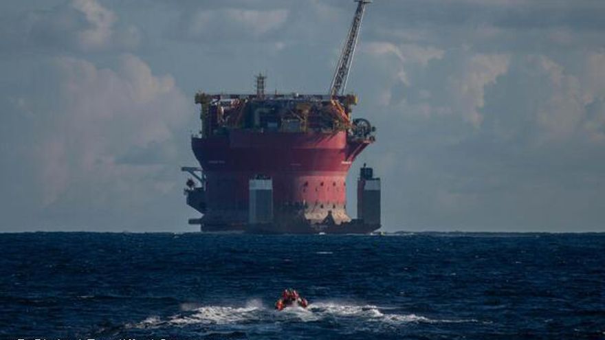Bote de Greenpeace, aproximándose al buque de Shell