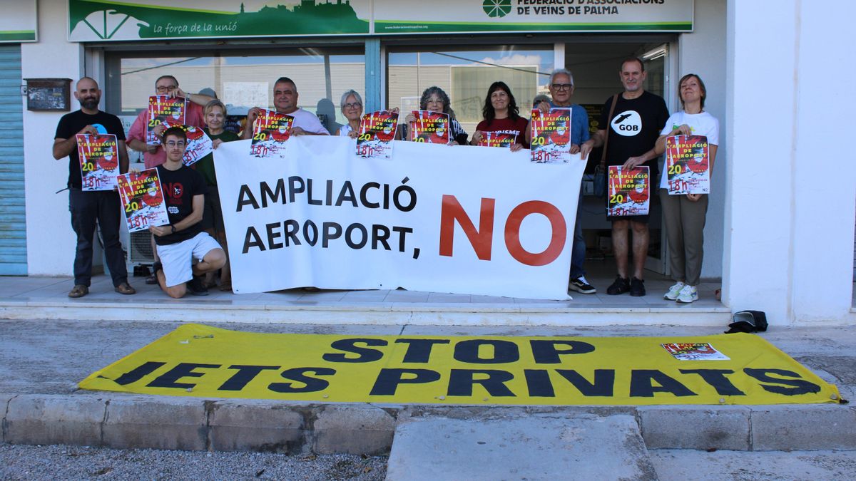 Manifestantes en contra de la ampliación del aeropuerto de Palma.