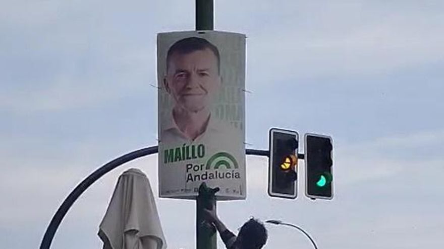 PSOE y Por Andalucía denuncian la retirada de carteles electorales en Sevilla y acusan de "antidemócrata" al alcalde