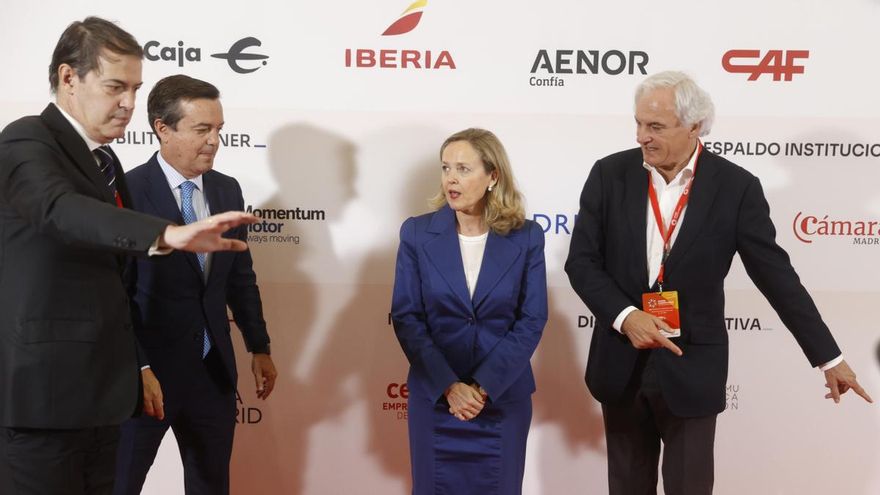 Nadia Calviño rehúsa posar con los organizadores de un fórum empresarial porque era la única mujer