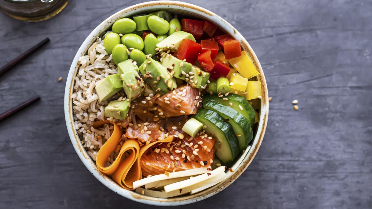 Poke bowl de salmón marinado con sésamo y verduras