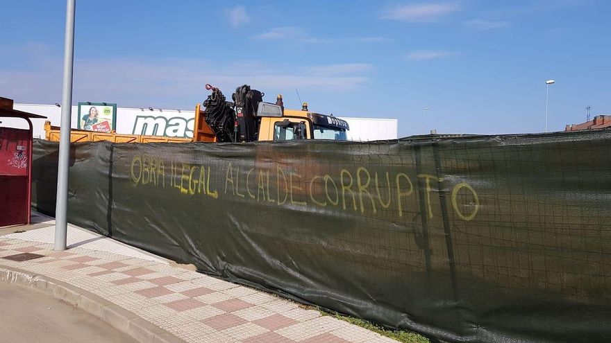 Obras de un túnel de lavado en el Residencial La Candamia, que los vecinos denuncia se han iniciado sin licencia