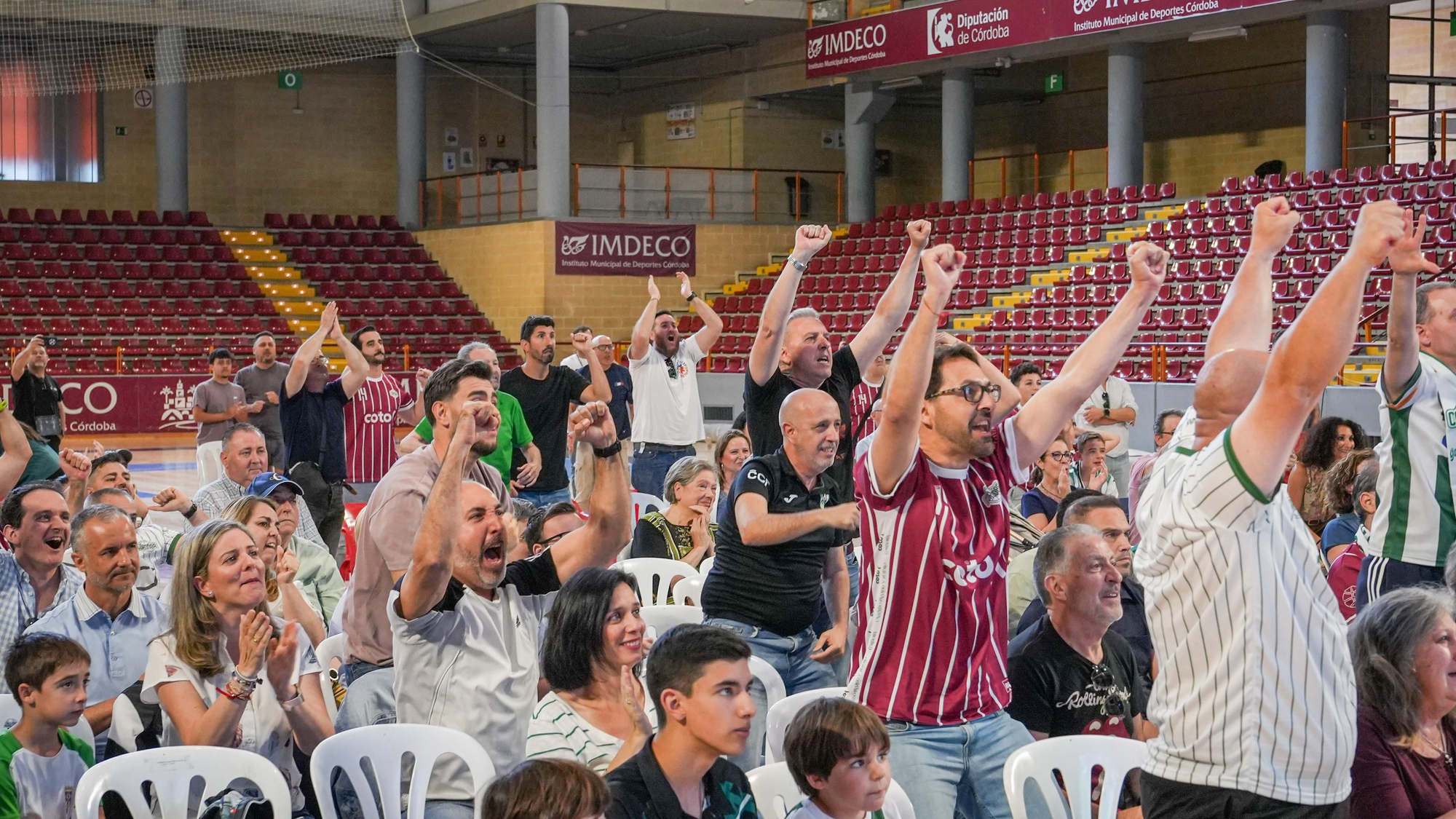 Aficionados del Coto Córdoba celebran frente a la pantalla gigante el ascenso de categoría
