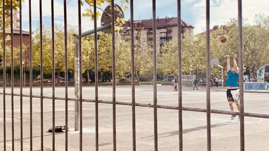 El baloncesto se moviliza en Vitoria para salvar las históricas canchas urbanas de Los Herrán que inauguró el Baskonia