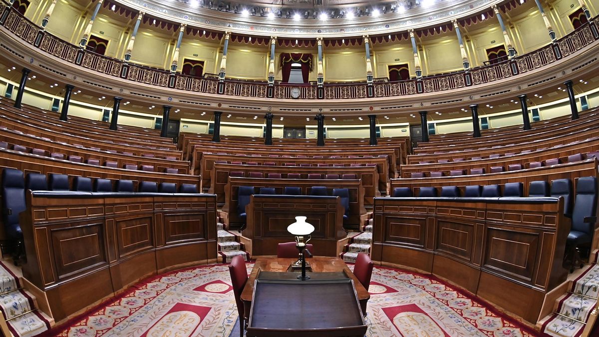 Fotografía tomada con un gran angular del hemiciclo momentos antes de la sesión del pleno del Congreso de los Diputados. EFE/ Fernando Villar