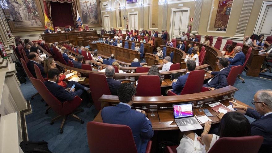 Motor de la economía o generador de precariedad: el debate sobre el turismo llega al Parlamento de Canarias