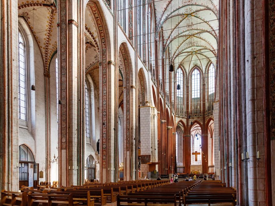 Naves y bóvedas de Santa María.