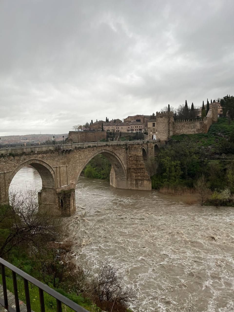 La crecida del río Tajo a su paso por Toledo tras la borrasca Jana, en imágenes