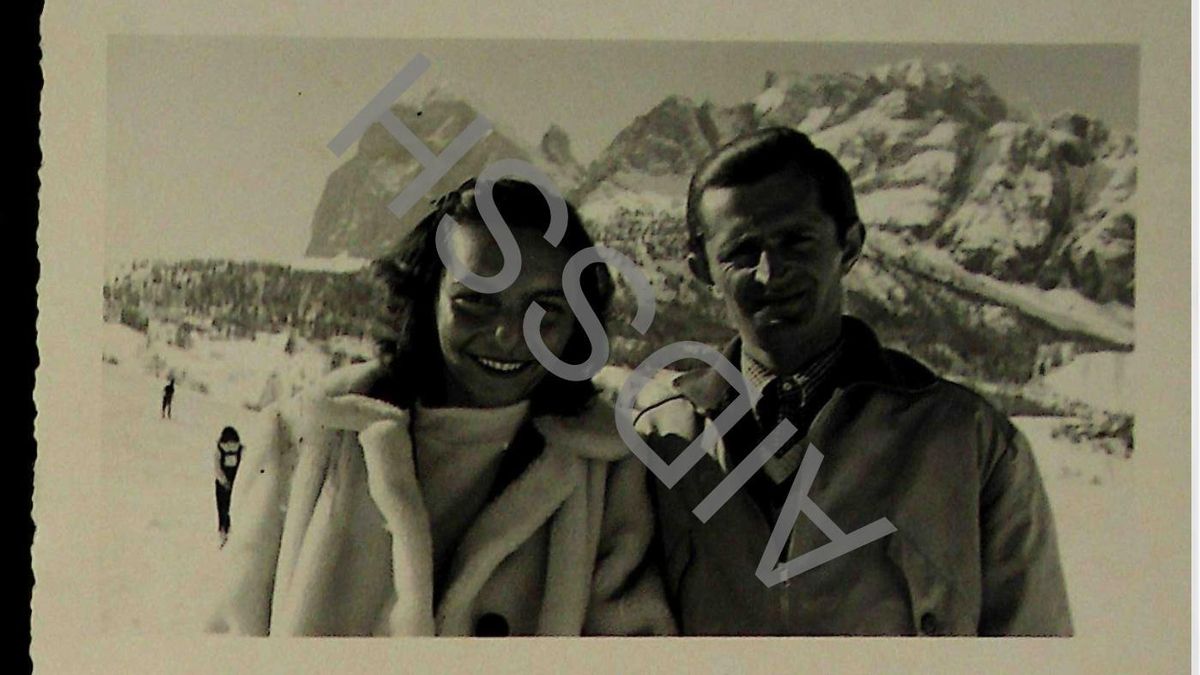 Leman and Asllan Ypi, en Cortina d'Ampezzo, en 1941, en una imagen con el sello de los archivos de los servicios secretos de Albania.