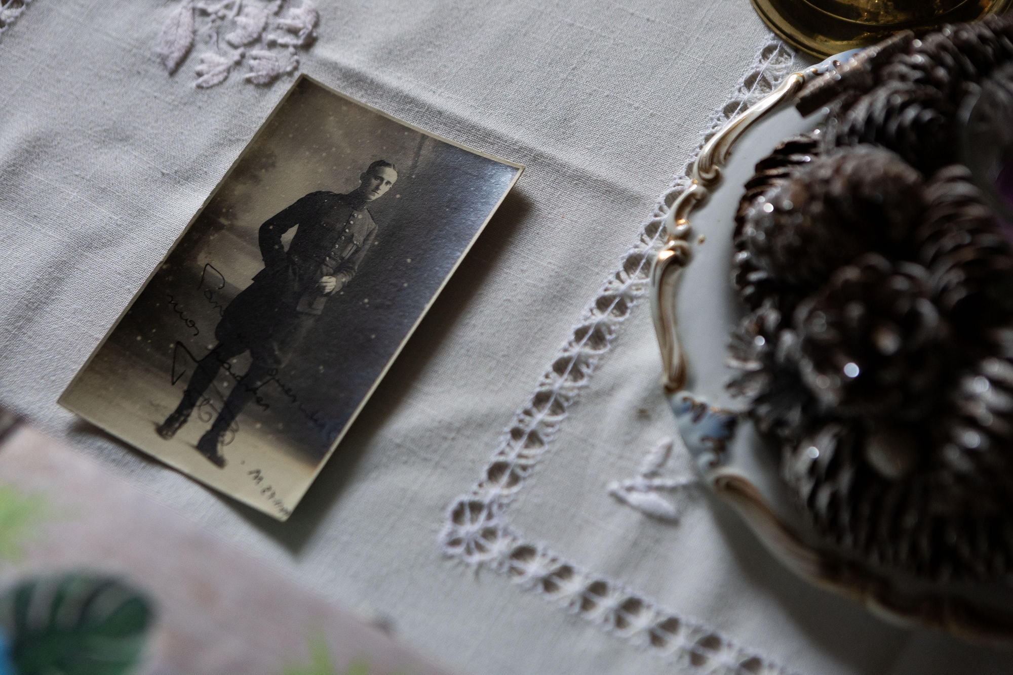 Fotografía de Pablo Ferrer Madariaga, sobre la mesa