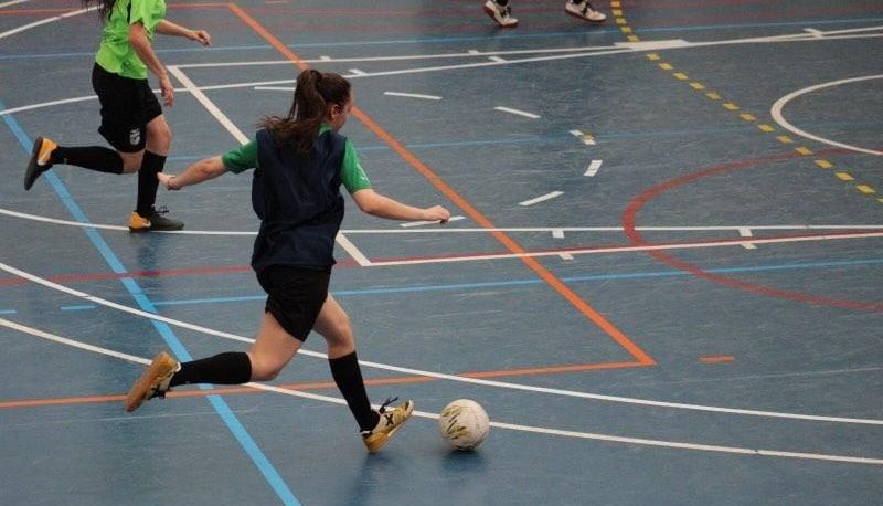 Olga, valenciana de 25 años, jugando al fútbol sala