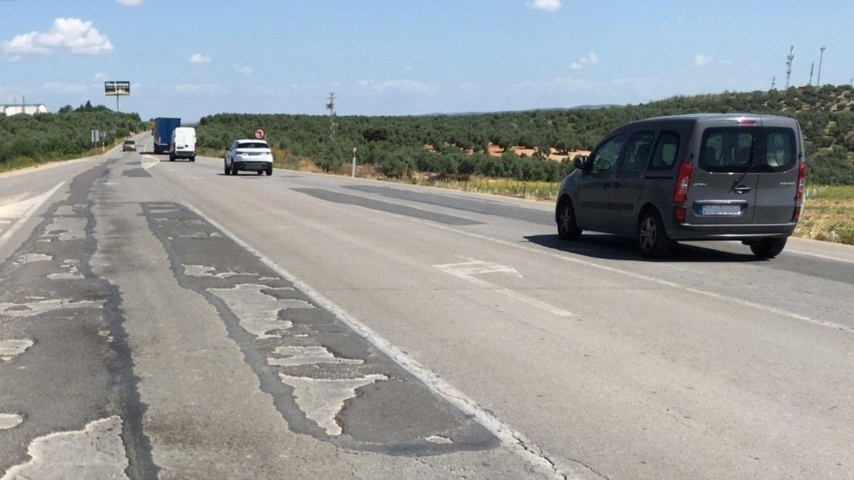 La carretera A-318, junto a la que se sitúa una de las parcelas cuya titularidad se investiga.