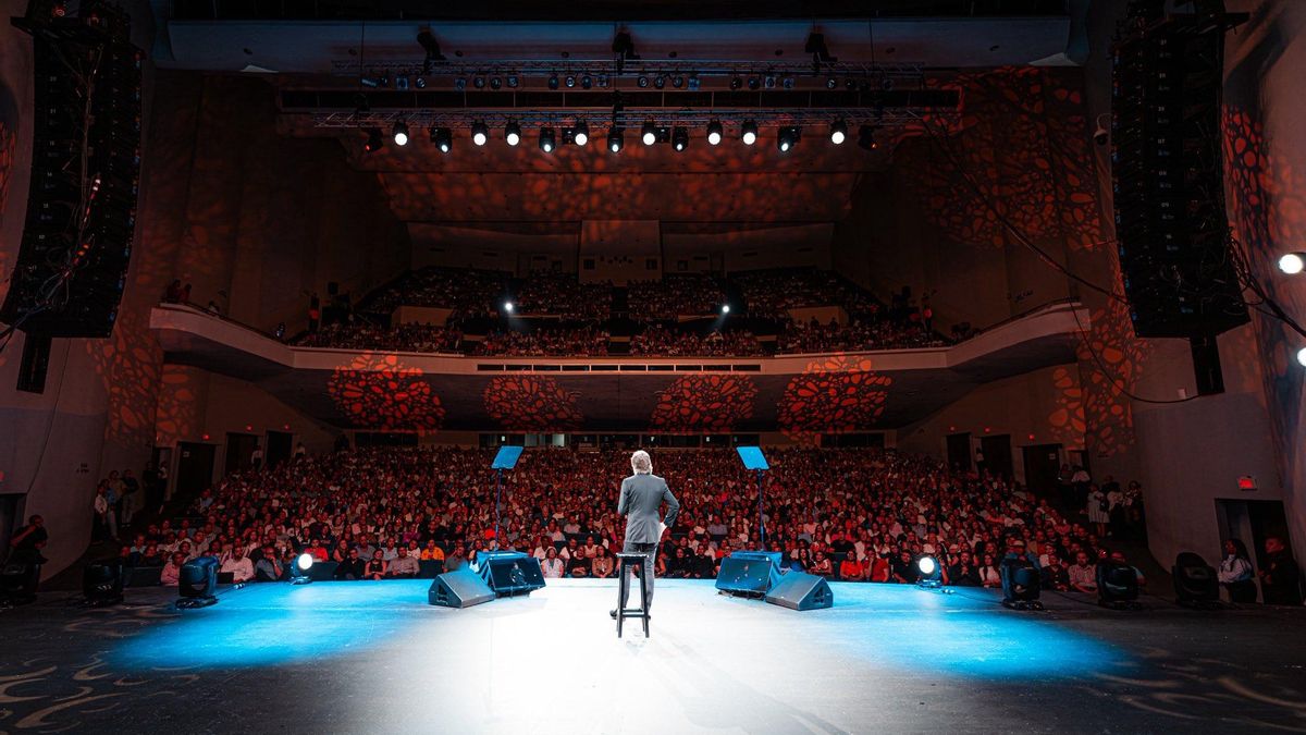 Dante Gebel frente al público en uno de sus shows "Presidante"