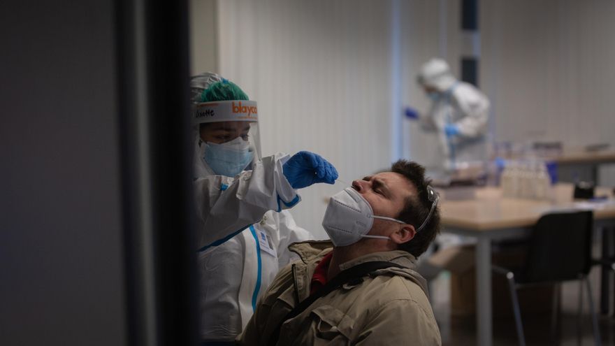 Un hombre recibe una prueba PCR en un dispositivo de cribados masivos.