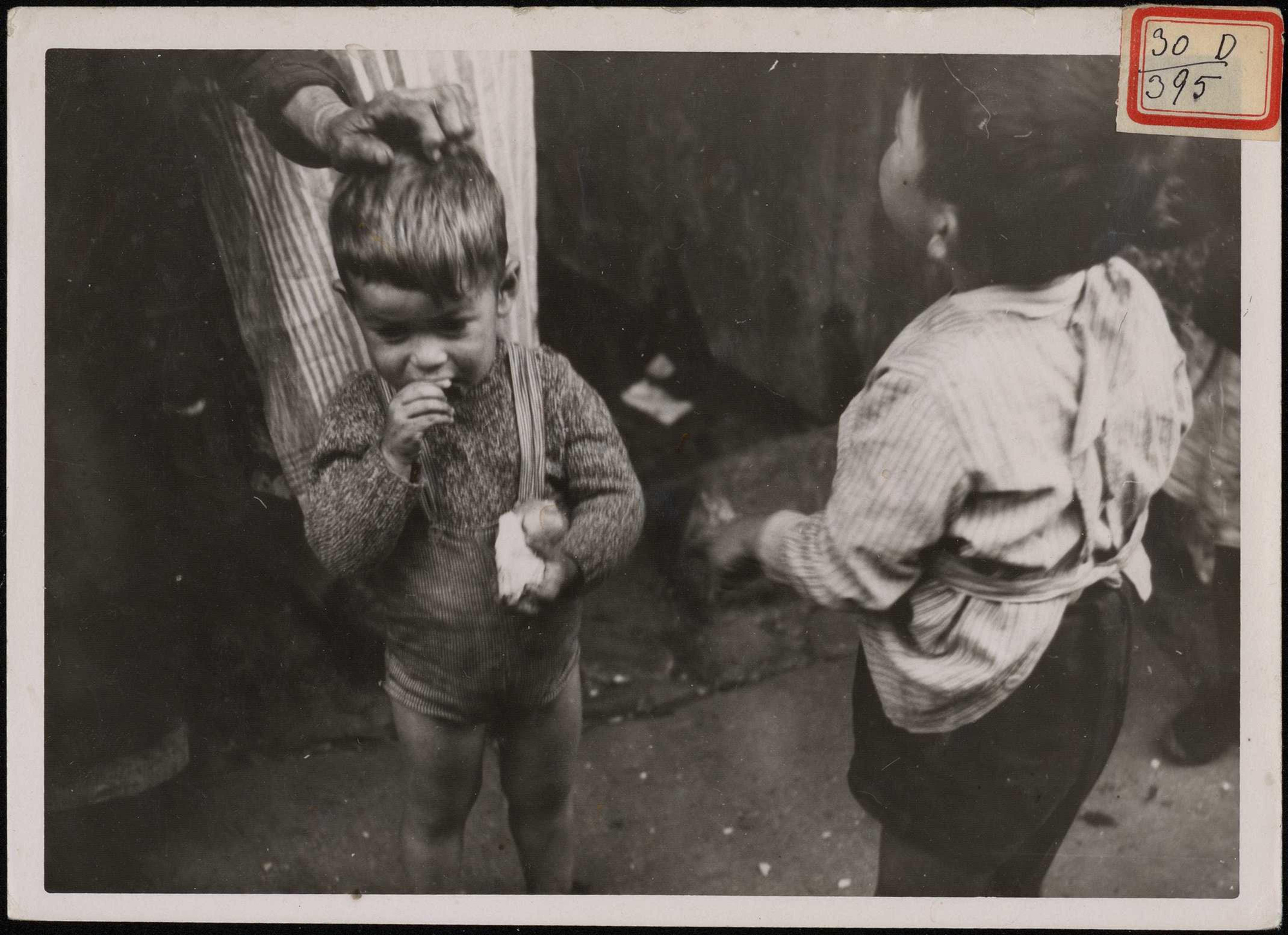 "Varios niños comiendo el pan blanco que les fue facilitado por la Intendencia nacional". 24 de agosto de 1937.