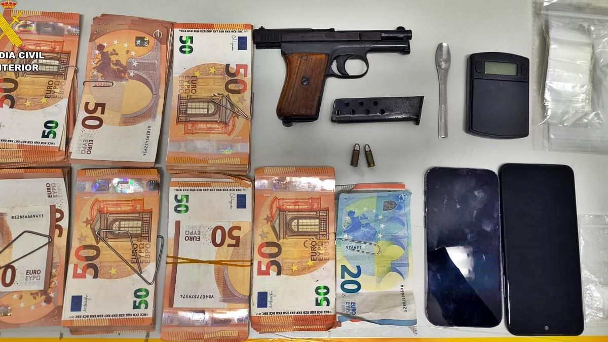 Dos detenidos en la A-66, cerca de Villafranca de los Barros, con cocaína, un arma y casi 13.000 euros