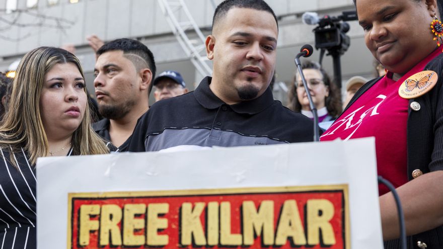 Kilmar Abrego, el salvadoreño deportado por error por la Administración Trump, sale de prisión tras ordenarlo la jueza