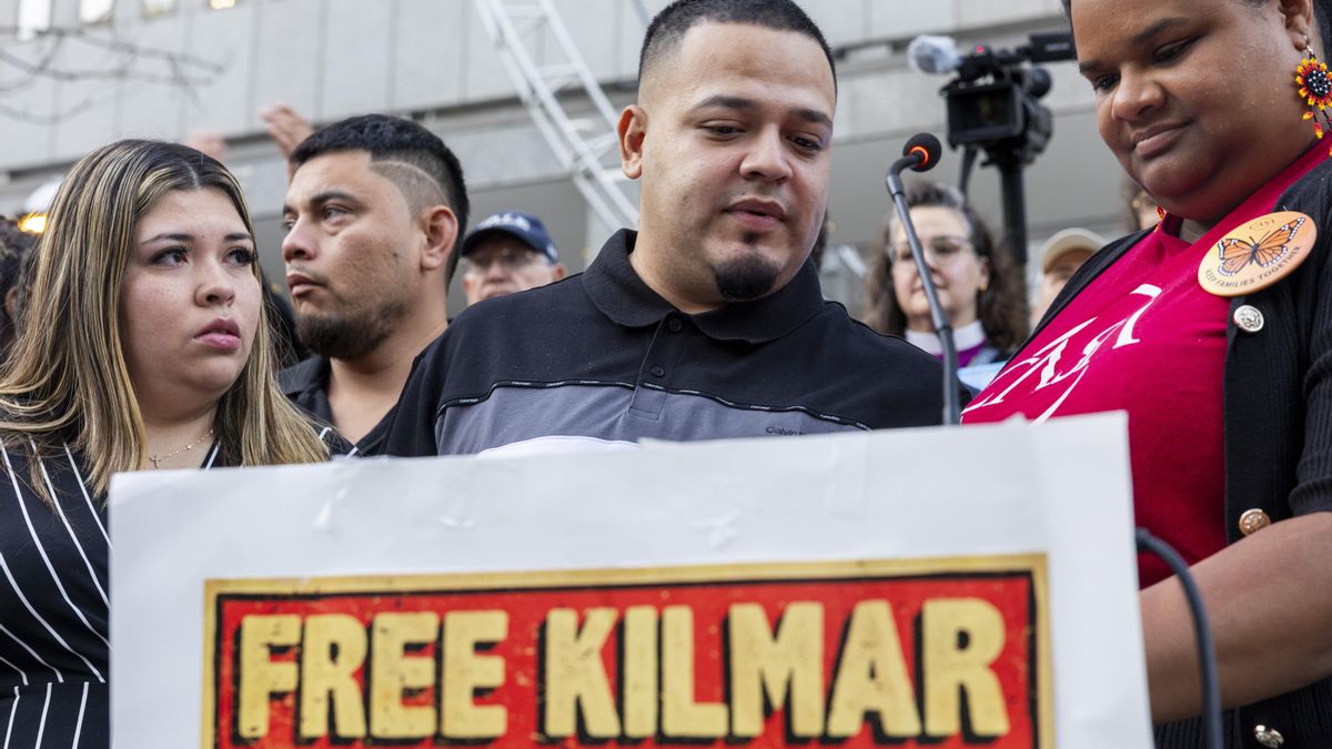 Kilmar Abrego, el salvadoreño deportado por error por la Administración Trump, sale de prisión tras ordenarlo la jueza