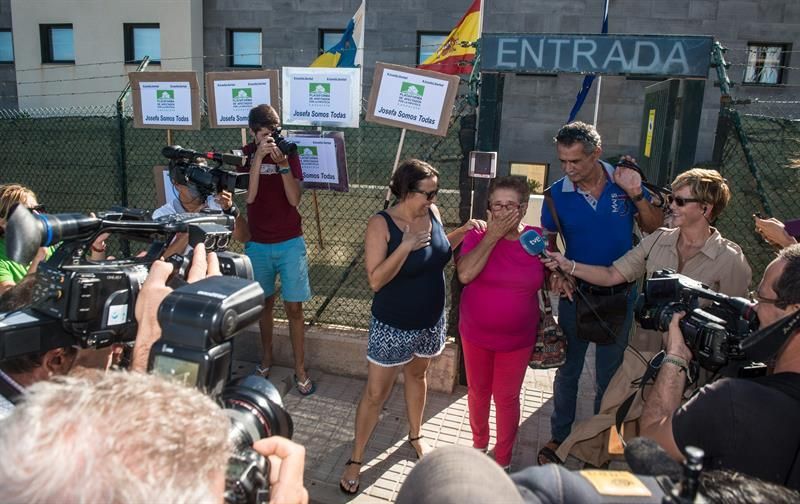 Josefa Hernández habla con los medios de comunicación a su salida del centro penitenciario de Tahíche. EFE/Javier Fuentes