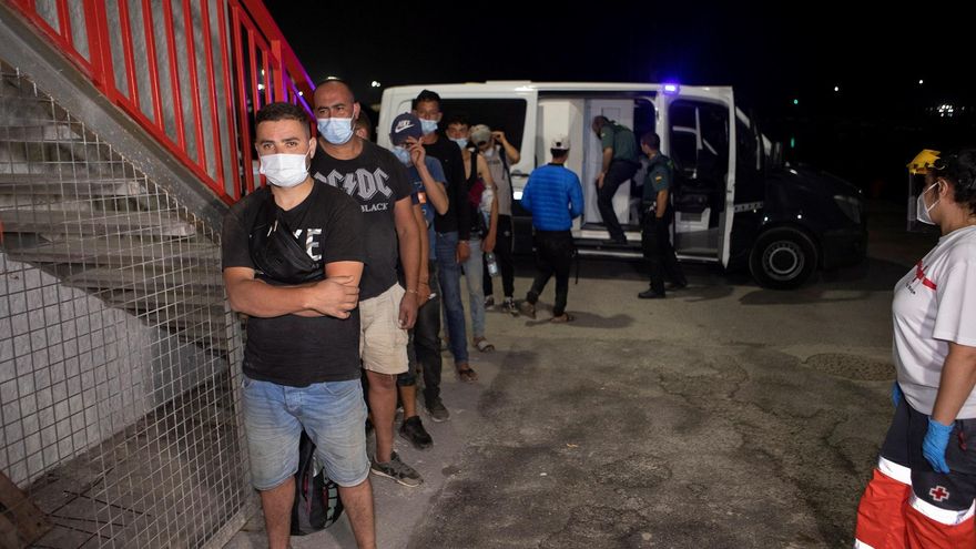 Trasladan a Motril a 9 migrantes detenidos tras llegar a la playa de la Rábita