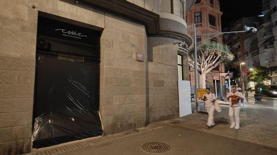 Un comercio en la calle Teobaldo Power cubre su escaparate con plásticos ante la inminente llegada del Carnaval