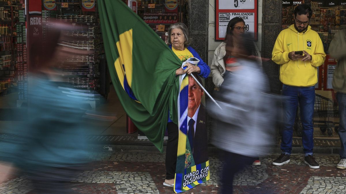 Simpatizantes del candidato a la presidencia de Brasil del Partido Liberal (PL), Flavio Bolsonaro, esperan un acto de campaña en agosto en Juiz de Fora, en el estado de Minas Gerais.