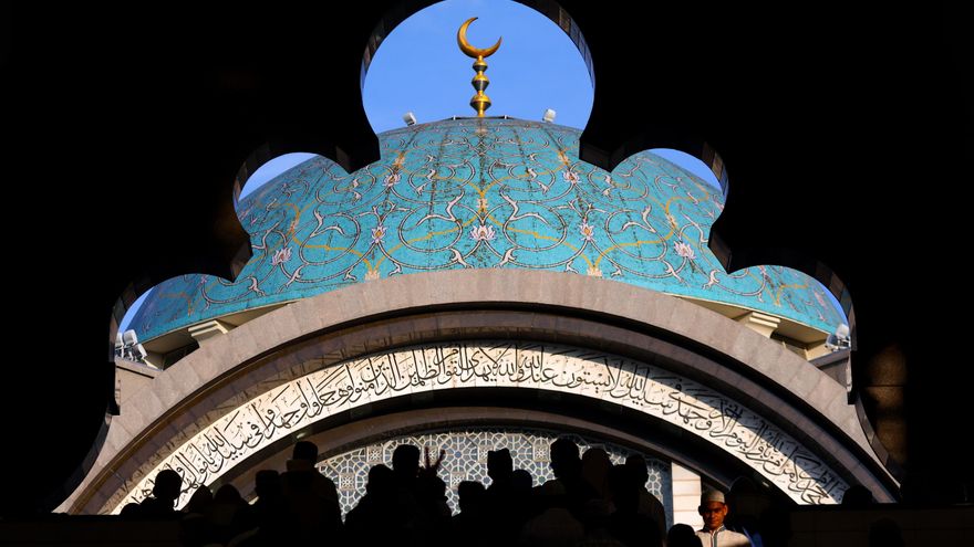 Un estado de Malasia amenaza con prisión a hombres que falten un viernes a la mezquita