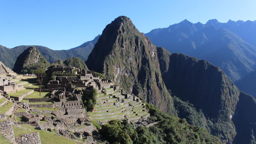 Machu Picchu sufre sobrecarga turística que lo pone en peligro, alerta Contraloría peruana