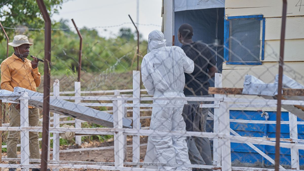 Un hombre sospechoso de estar infectado con el virus del Ébola ingresa en el Hospital Rwampara, de Rwanpara, Ituri, República Democrática del Congo, el 9 de junio de 2026. EFE/EPA/DIEUDONNE DIROLE