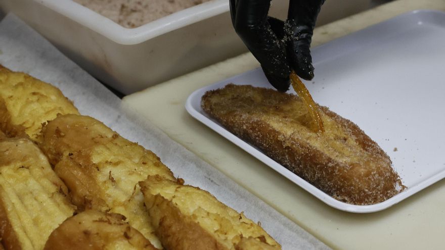 Las torrijas y las monas exhiben creatividad por Pascua pese a los precios de los huevos y el cacao