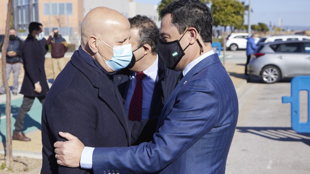 Archivo - El presidente de la Junta, Juanma Moreno, (d) y Javier Imbroda, (i), en una fotografía de archivo