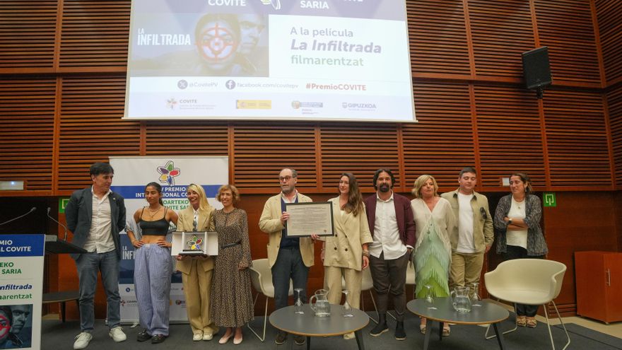 Entrega del XXIV Premio Covite al equipo de la película 'La infiltrada' en San Sebastián.