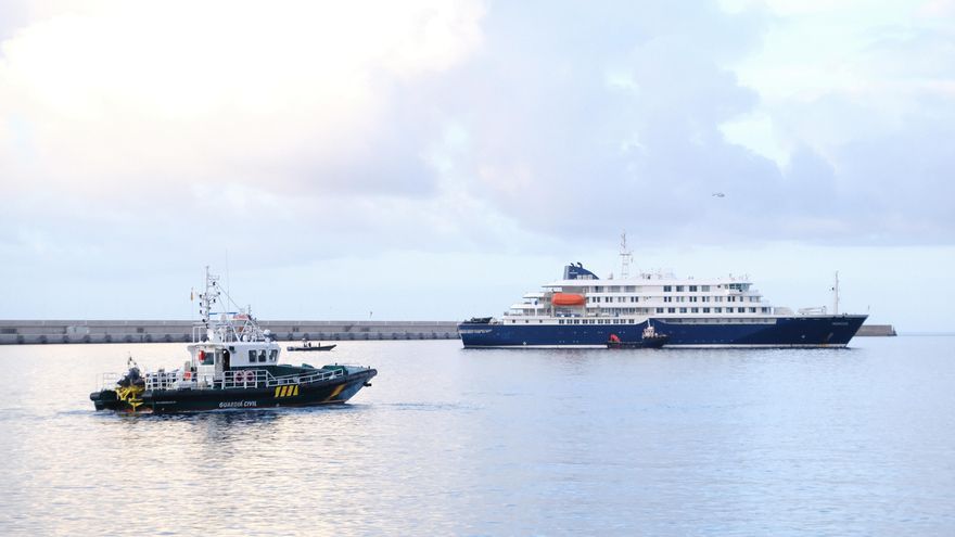 Buque MV Hondius fondeado en el puerto de Granadilla de Abona, desde primera hora de la mañana del domingo.