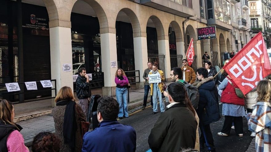 Medio centenar de docentes se concentra frente a Educación contra los cambios en las Oposiciones 2026 y la interinidad