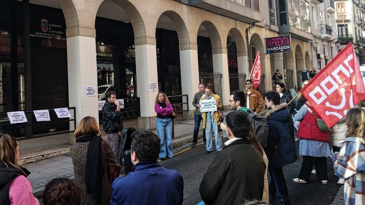 Medio centenar de docentes se concentra frente a Educación contra los cambios en las Oposiciones 2026 y la interinidad