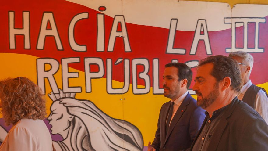 Alberto Garzón entra en La Pecera, la caseta del Partido Comunista