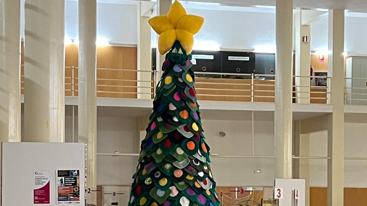 El árbol de Navidad de ganchillo de Logroño que simboliza comunidad, voluntariado y creatividad