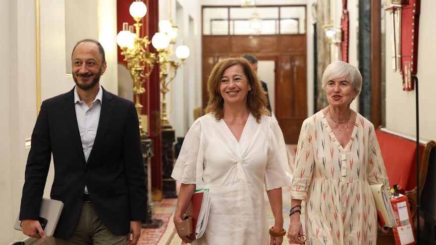 La presidenta del Congreso, Francina Armengol (c), el diputado socialista Alfonso Rodríguez de Celis, y la diputada de Sumar Isaura Leal (d), a su llegada a la reunión de la Mesa del Congreso.