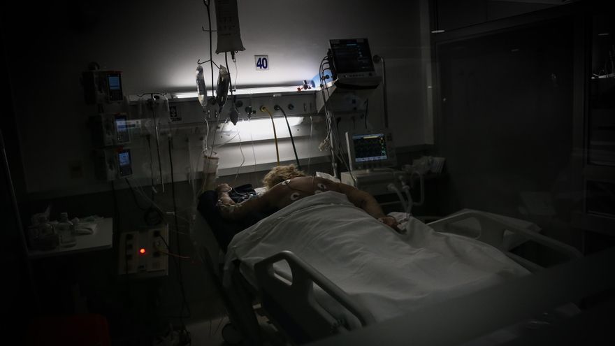 Un paciente covid-19 duerme en el área del Centro de Tratamientos intensivos (CTI) del hospital privado Casmu, en Montevideo (Uruguay), en una fotografía de archivo. EFE/ Raúl Martínez